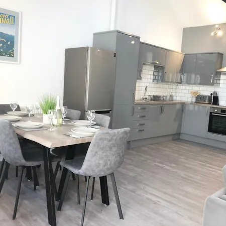 Modern~ Reverse Level~2 Bed~townhouse~central~penzance *